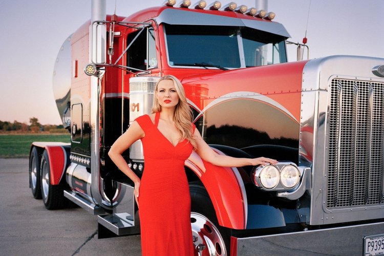 Грузовики тягачи Петербилт и девушки