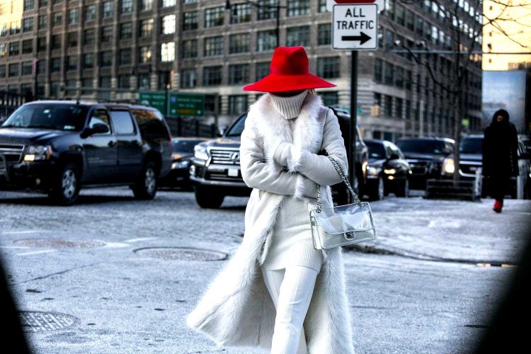 Люди одетые зимой