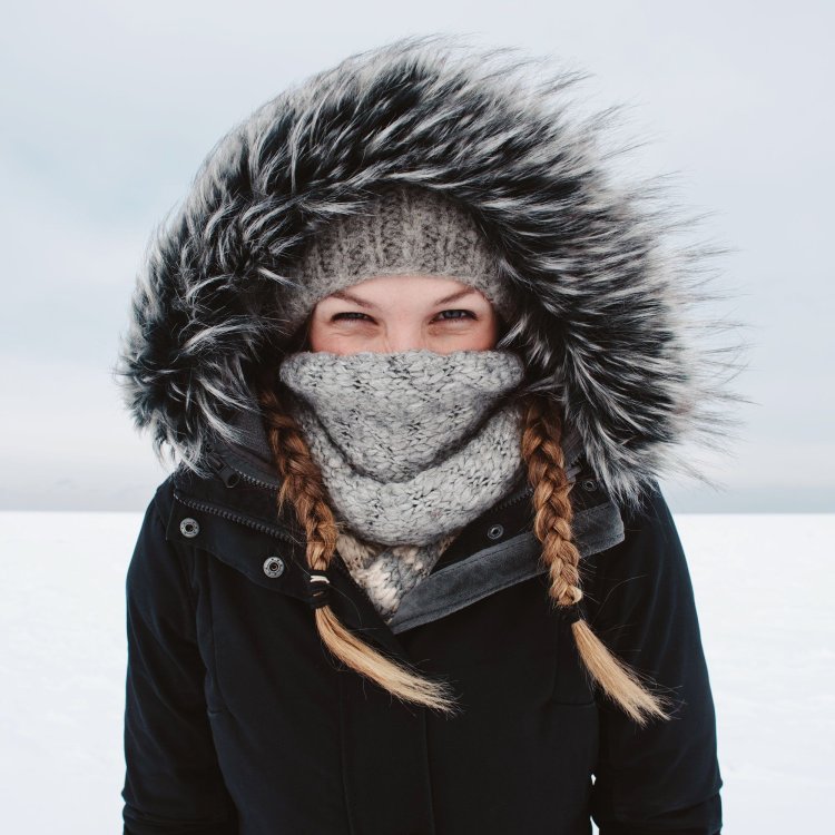 Очень тепло одетая девушка