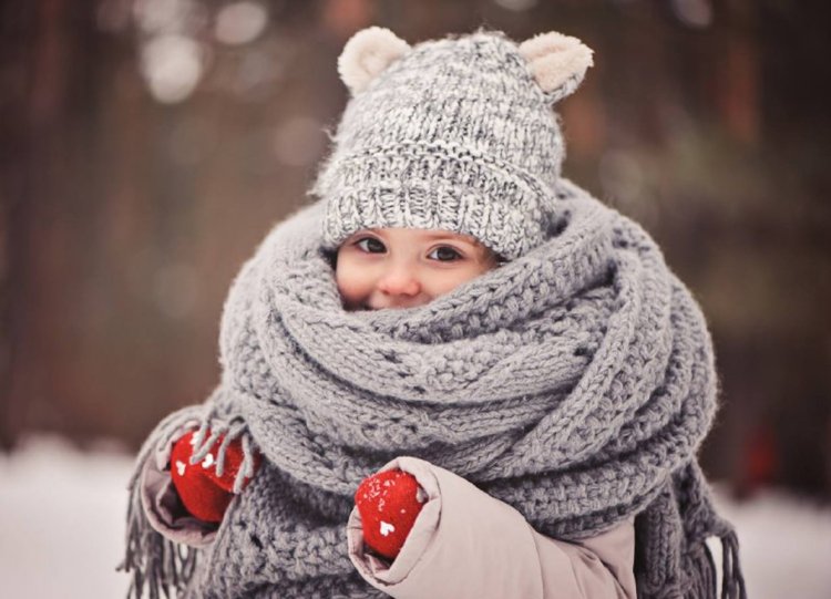 Укутанный ребенок зимой