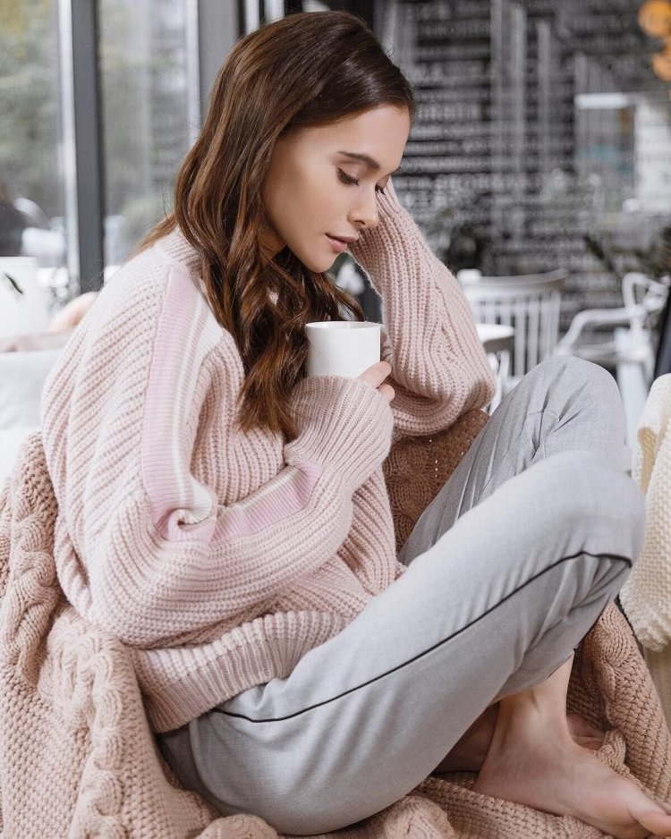 Девушка в уютном свитере