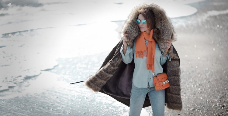 Девушка в пуховике холод