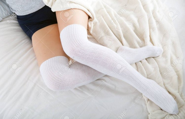 Медсестра в белых носочках