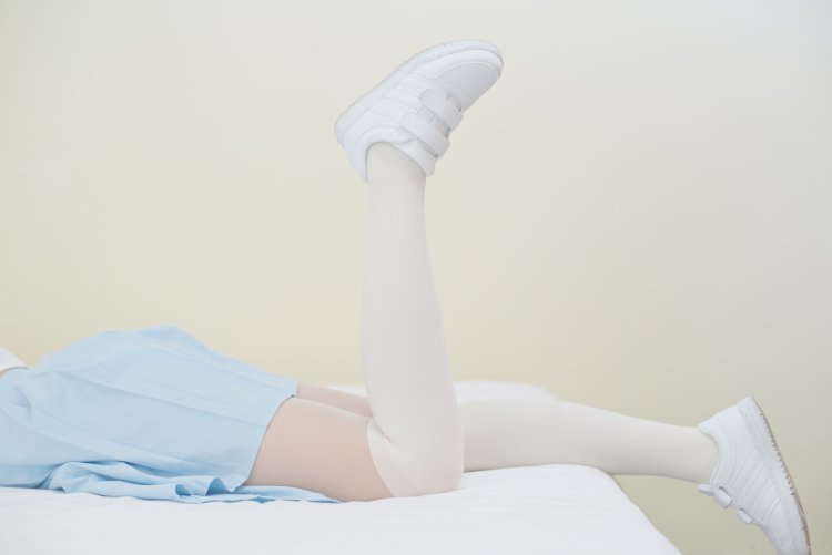 Девочки в белых носках