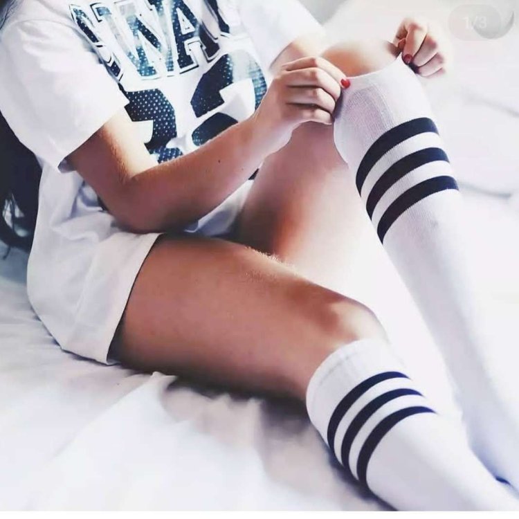 Ножки в гольфах