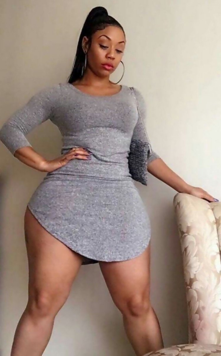 Сочные девушки в коротких платьях