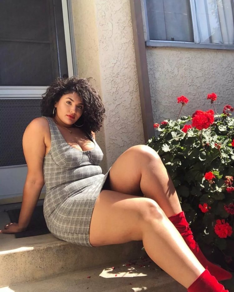 Полные ляжки в купальнике