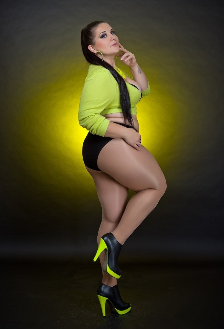 Элисон Тайлер в платье