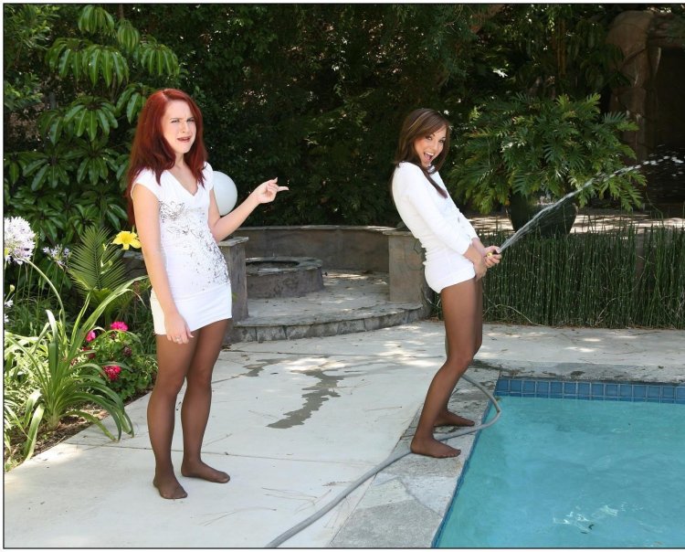 Девушки в мокрых колготках