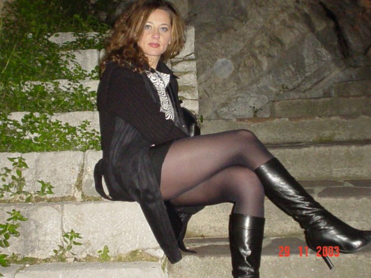 Зрелые в колготках и сапогах