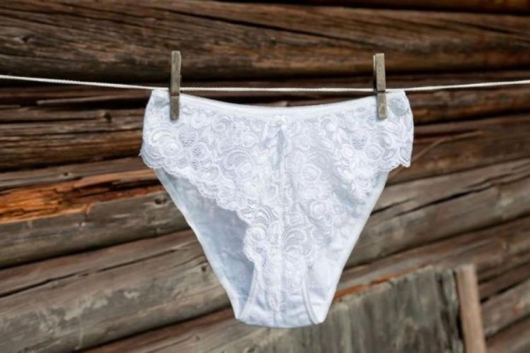 Женщины в трусиках домашнее