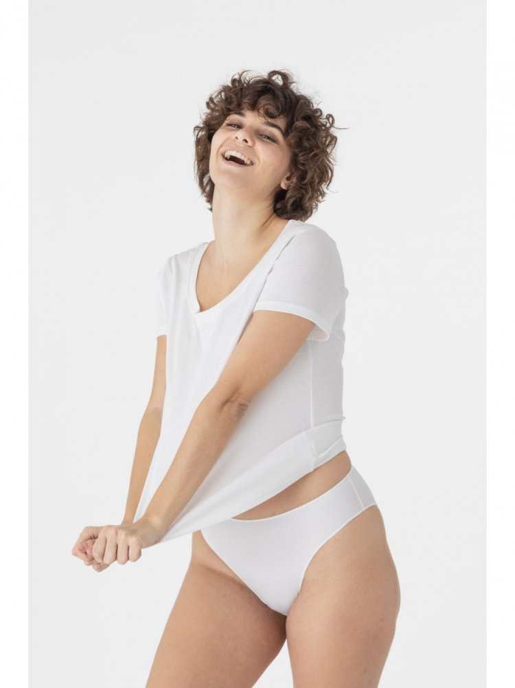 Девушки в трусиках на кровати