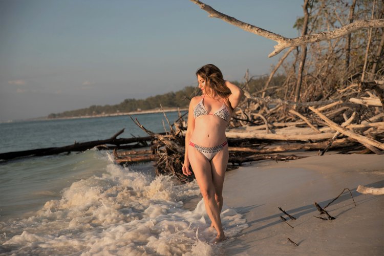 Женщины на деревенском пляже