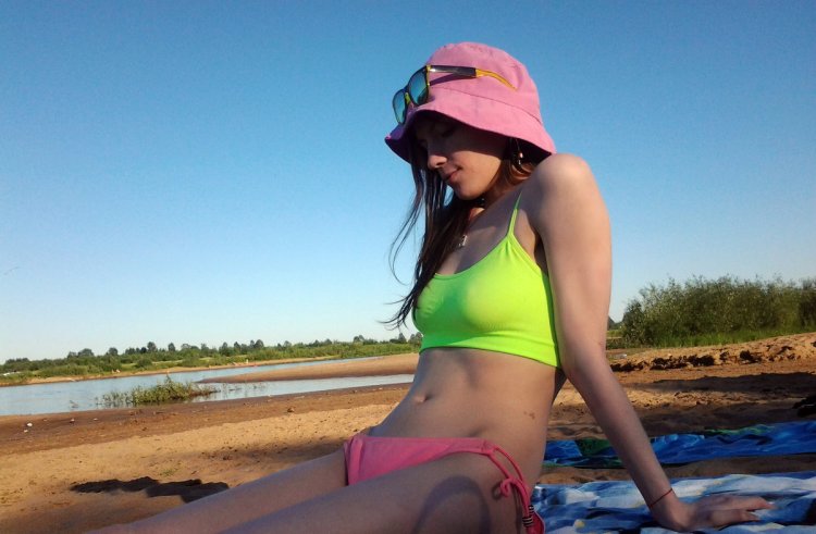 Деревенские девушки в купальниках