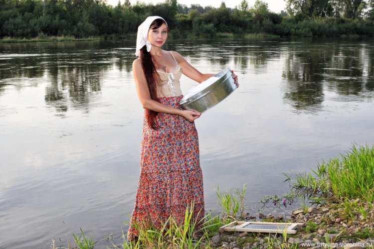 Деревенские девушки на реке