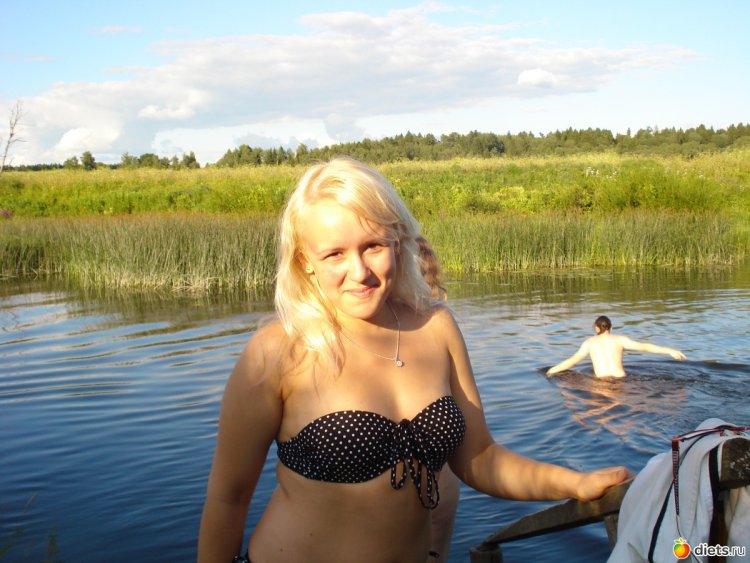 Сельские женщины на пруду