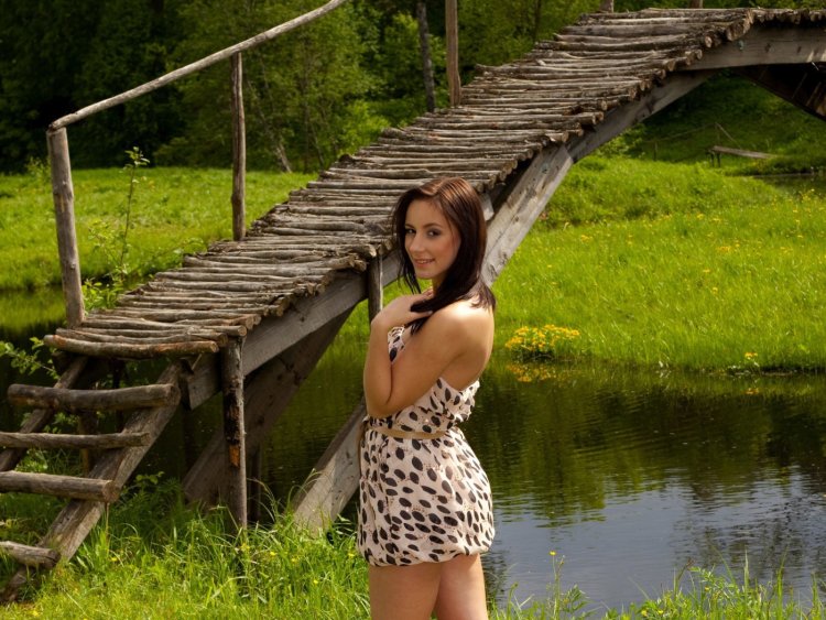 Девушка у реки