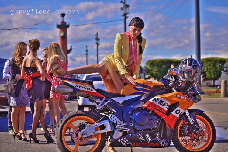 Выпускница на мотоцикле