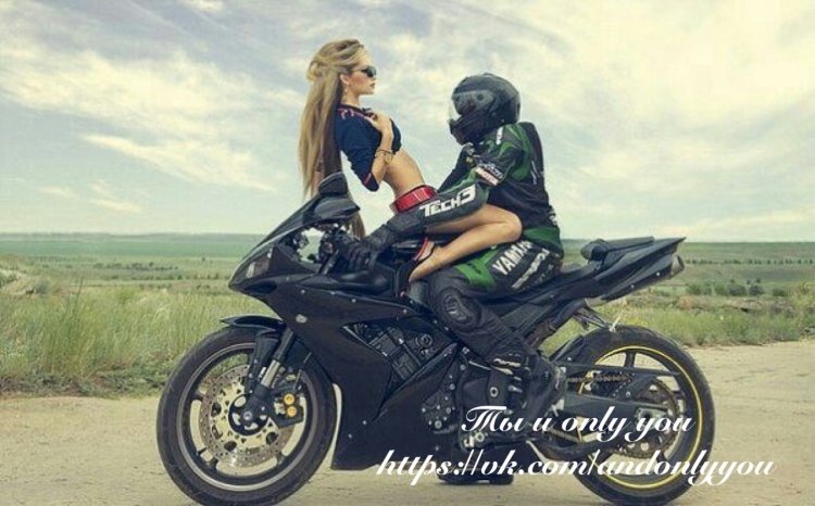 Блондинка с парнем на мотоцикле