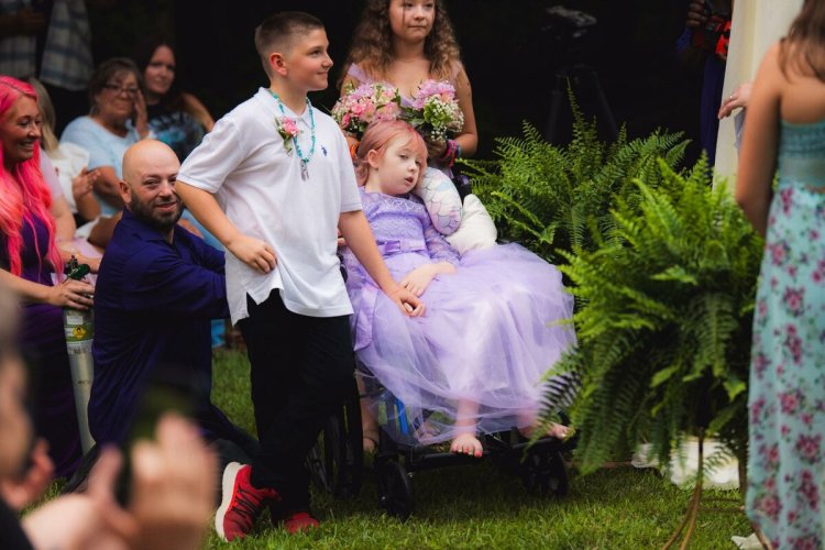 10 летняя эмма вышла замуж