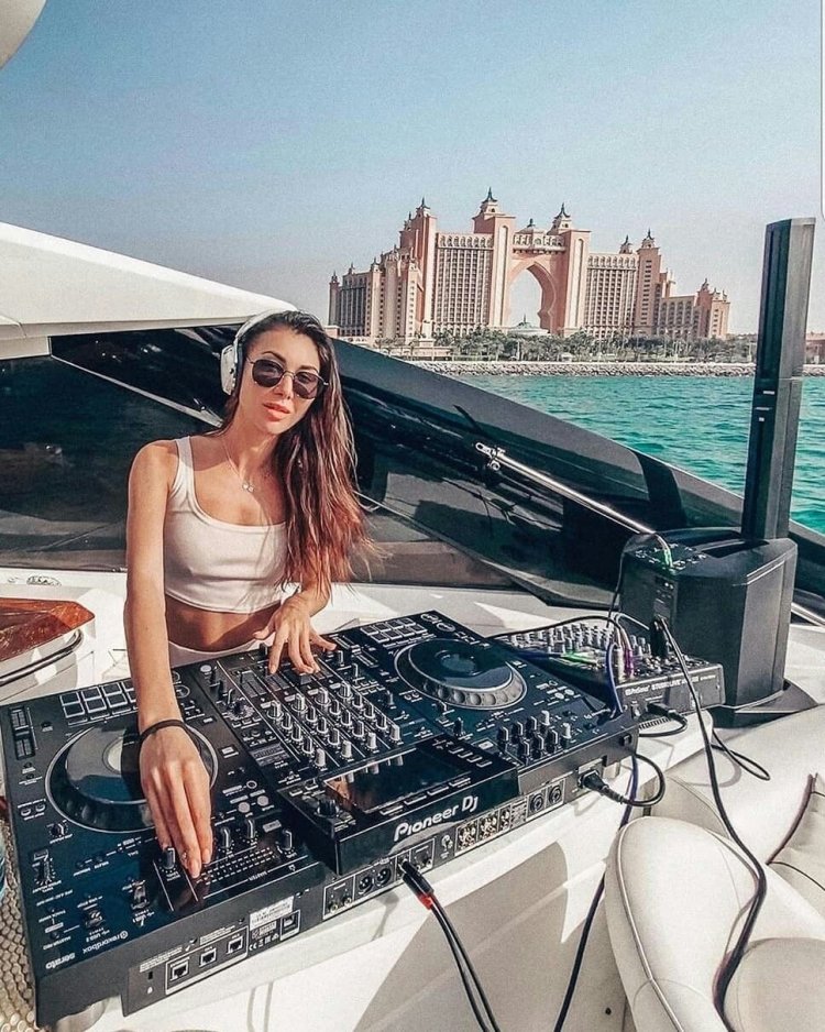 Диджей девушка