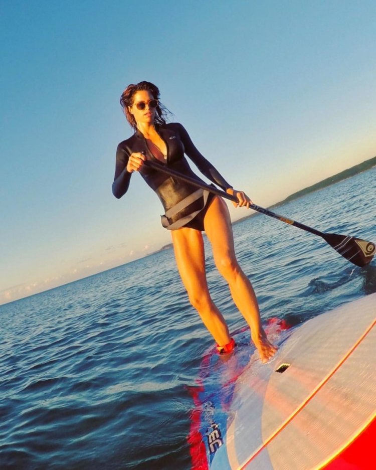 Девушка на сапе