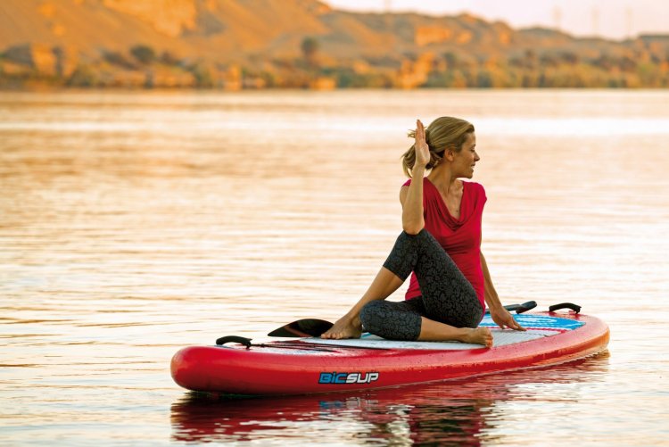 Красивая девушка на сапе