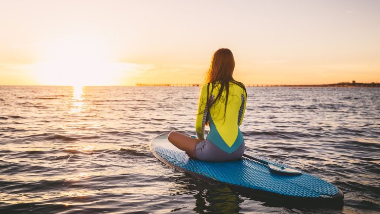 Девушка на сапе в море