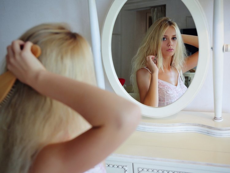 Отражение девушки в зеркале