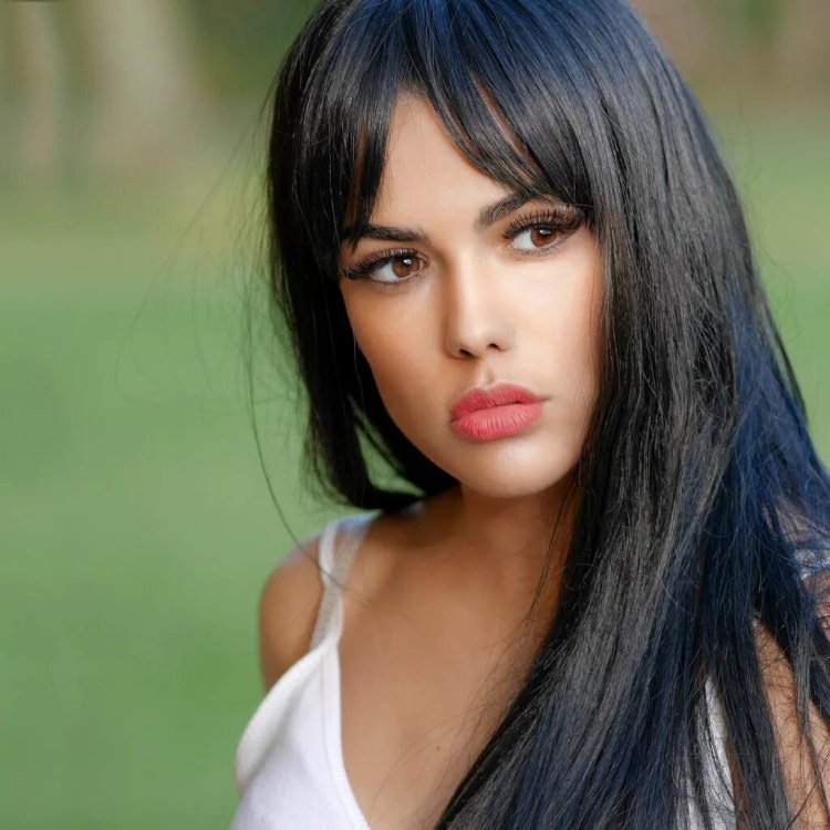 Красивая брюнетка