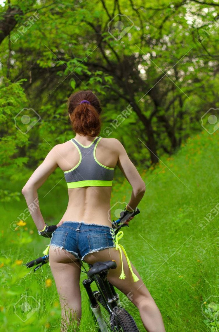 Женщины в велосипедных шортах
