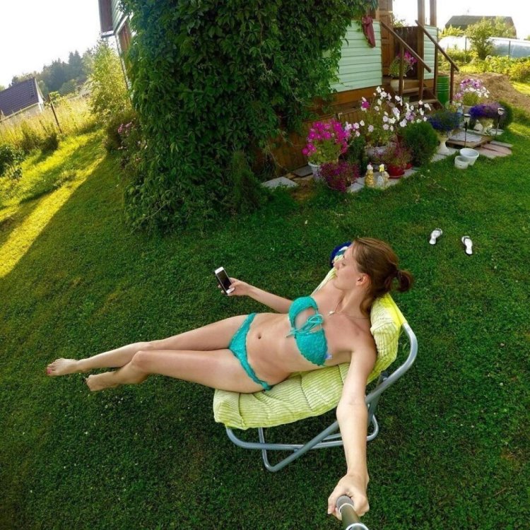 Загорает на даче