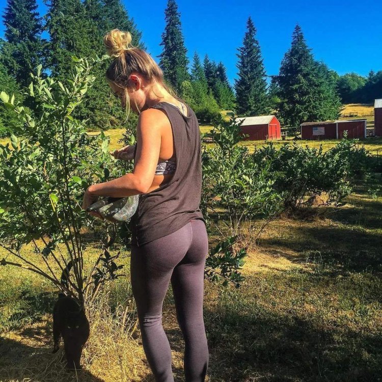 Деревенские девушки в лосинах