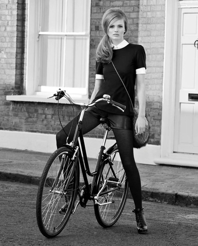 Девушка на велосипеде в леггинсах