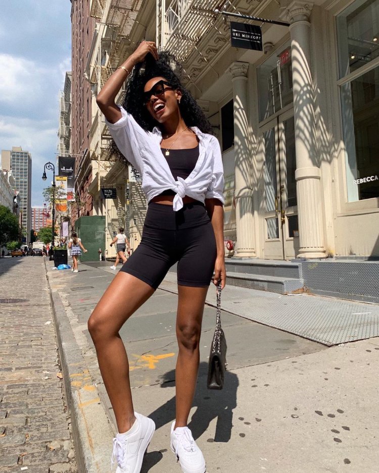 Большая грудь на велосипеде