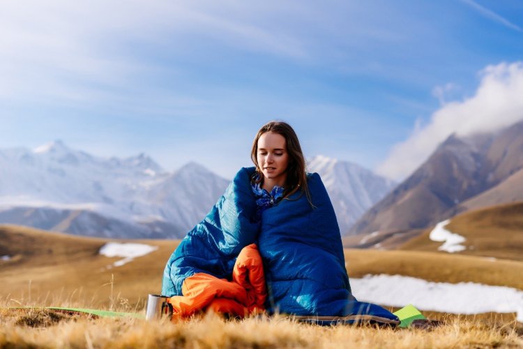Девушка в спальном мешке