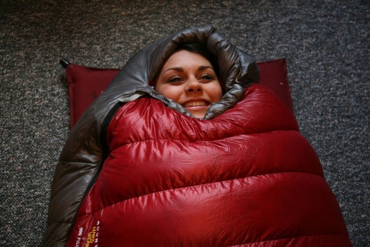 Девушка в спальном мешке