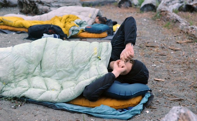 Укрываются спальным мешком