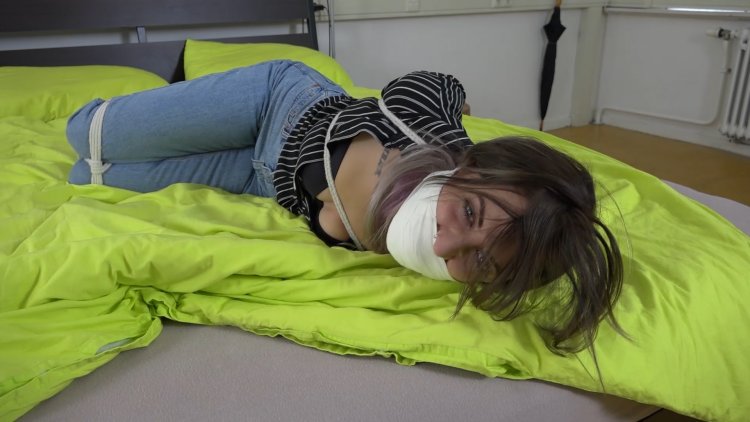 Девушка связала девушку