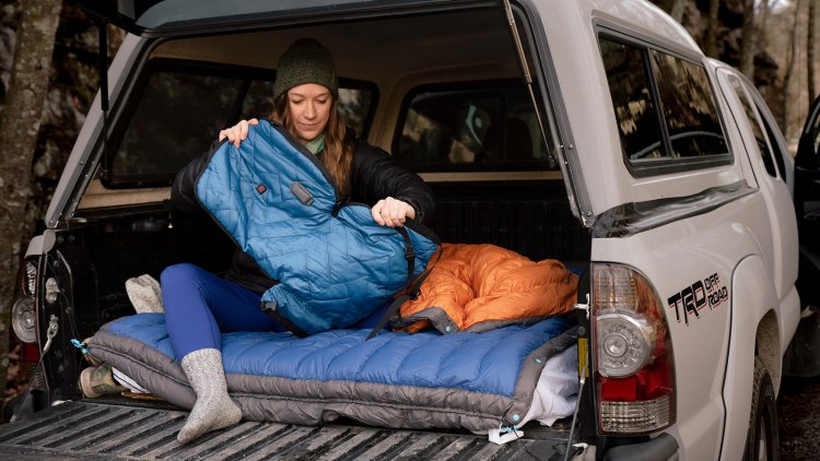 Девушка в спальнике