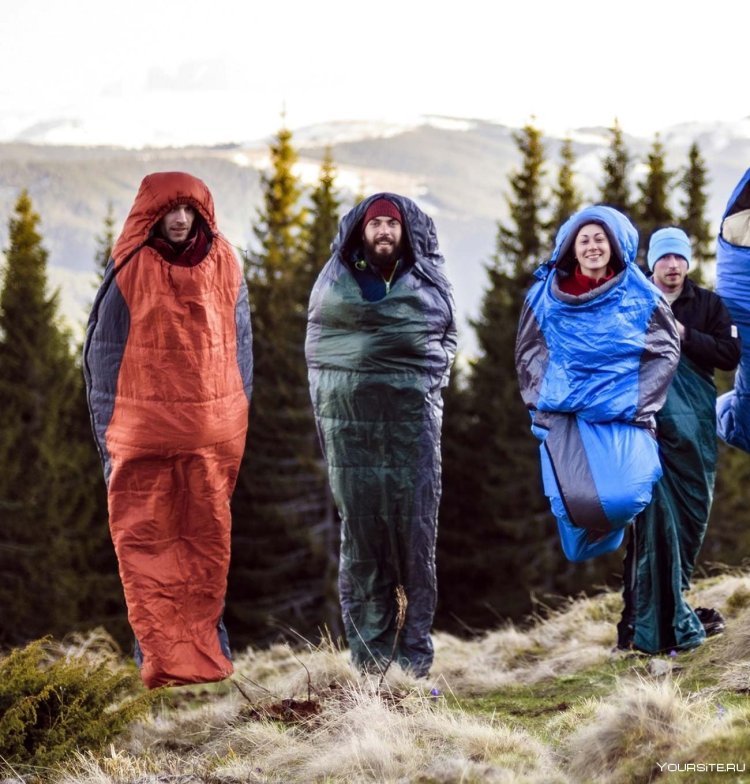 Люди в спальных мешках