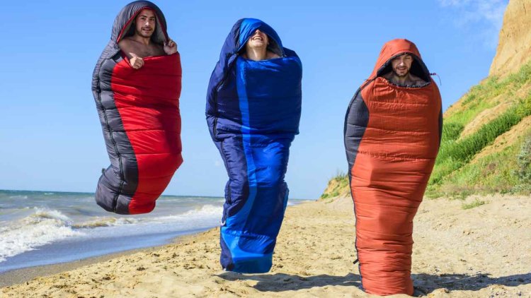 Люди в спальных мешках