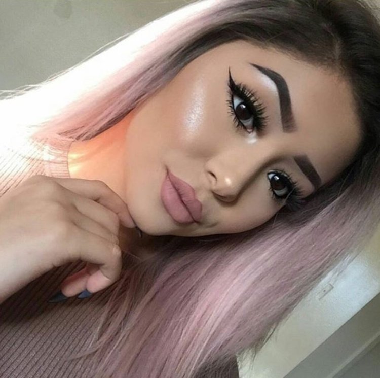 Девушка с накрашенными ресницами