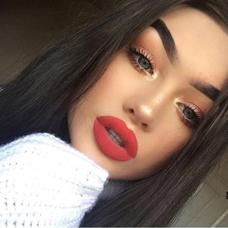 Брюнетка с красными губами