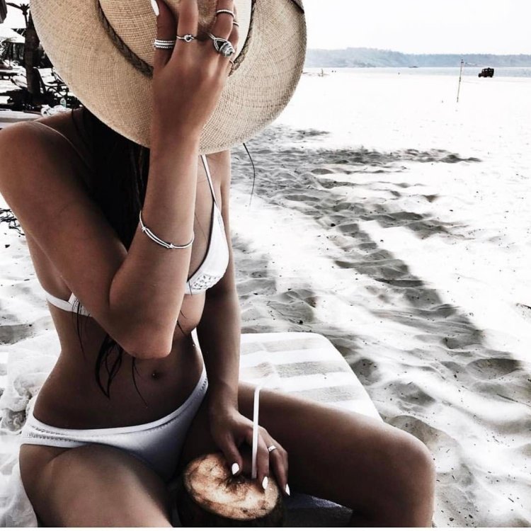 Девушка в шляпе на пляже