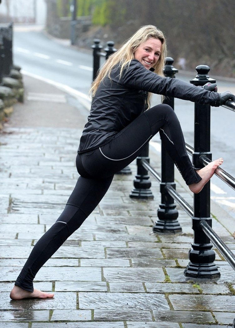 Кожаные штаны босиком