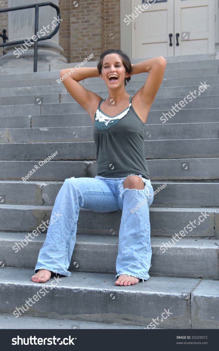 Босая девушка в широких штанах