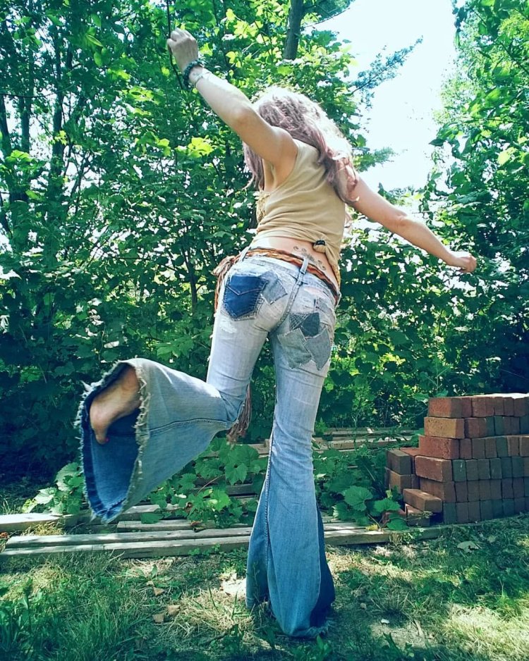 Босиком в джинсах