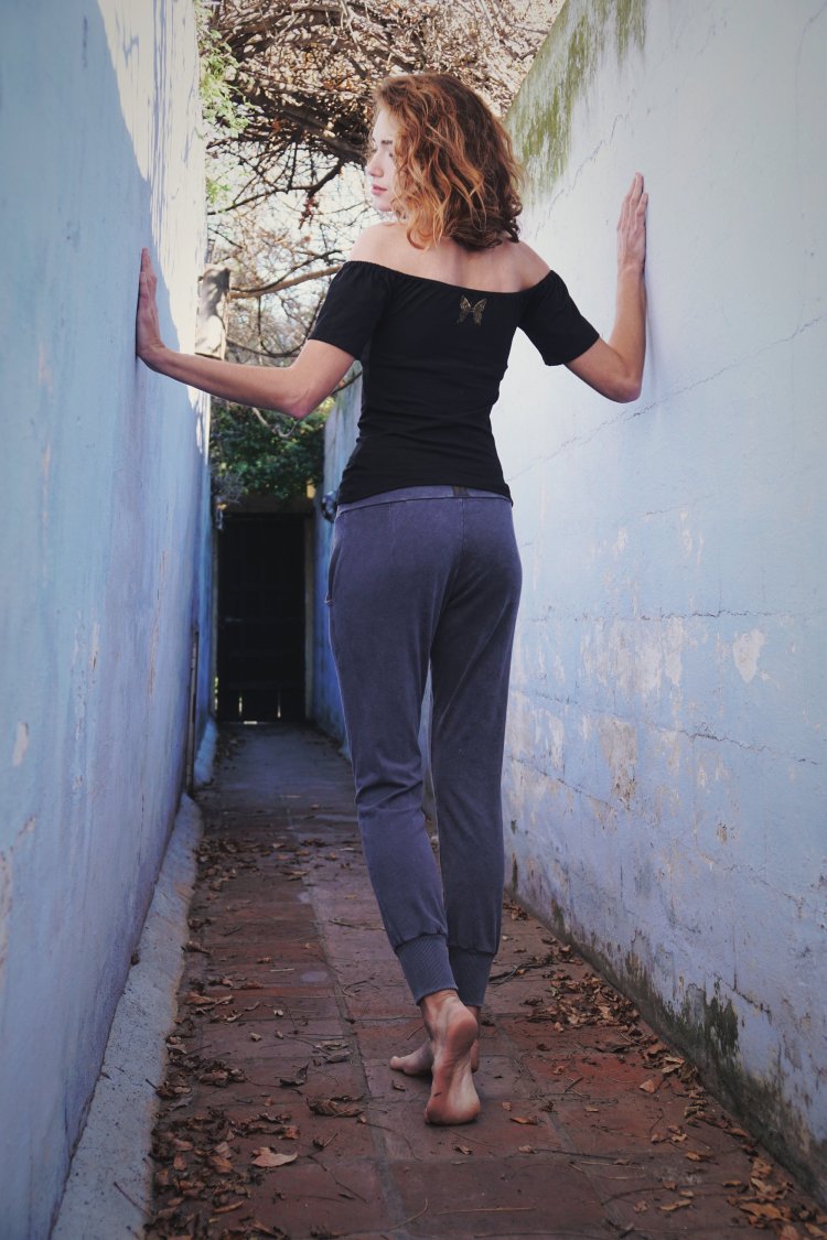 Девушка босиком в штанах