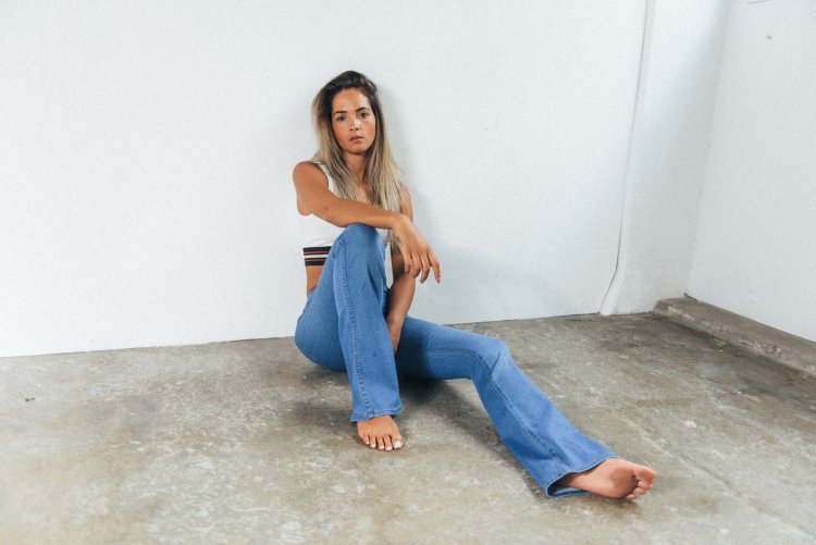 Джосс Стоун босиком в джинсах